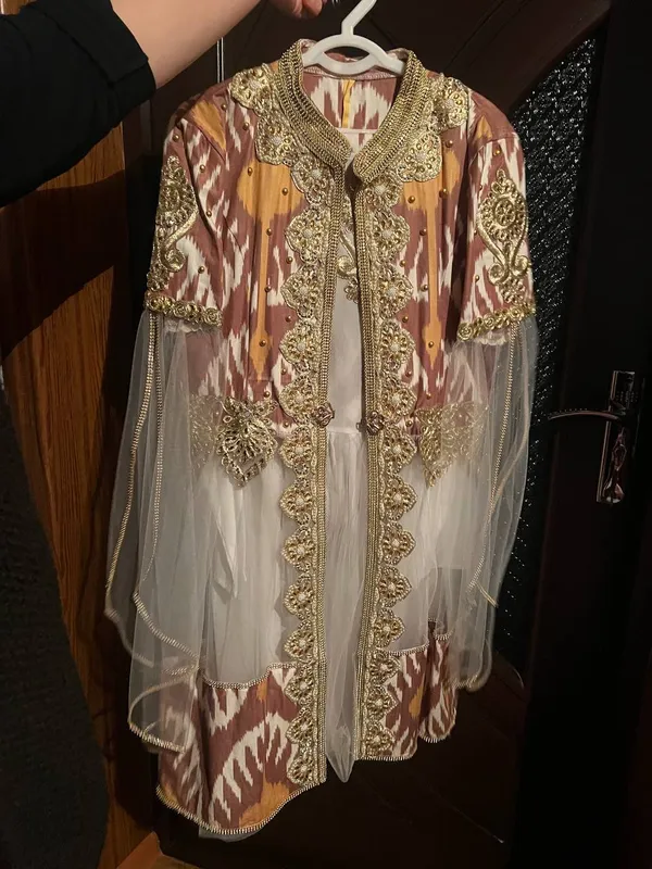 Kelinlik kiyimlari kiyilgan