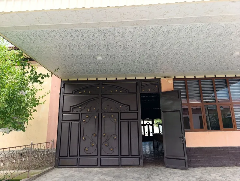 Guliston shahar yangi bozor yaqinida xovli sotiladi
