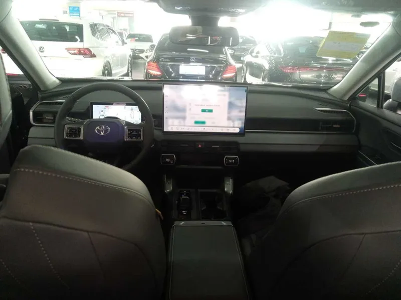 Toyota RAV4 Model Dual-Engine 2.0L Two-Wheel Drive Luxury Edition — фото 7