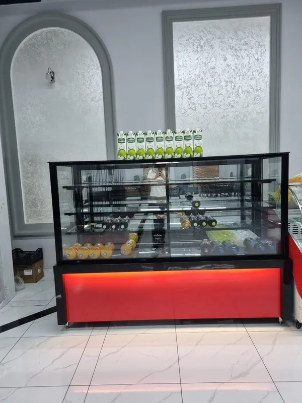 Katta vitrina sotiladi, arzon va xolati ideal Katta vitrina sotiladi, arzon va xolati ideal
