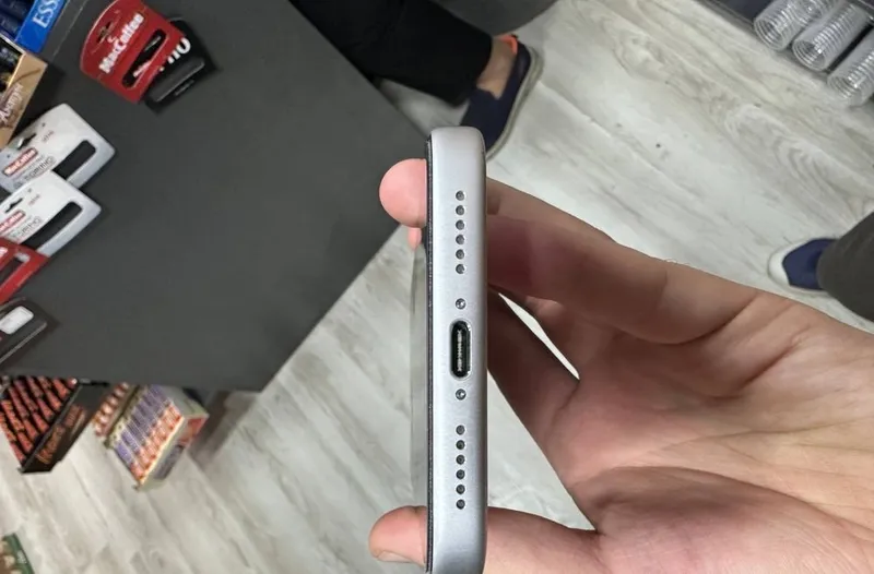 iPhone 17 Pro Max, SIM/SIM 4 iPhone 17 Pro Max, SIM/SIM 4