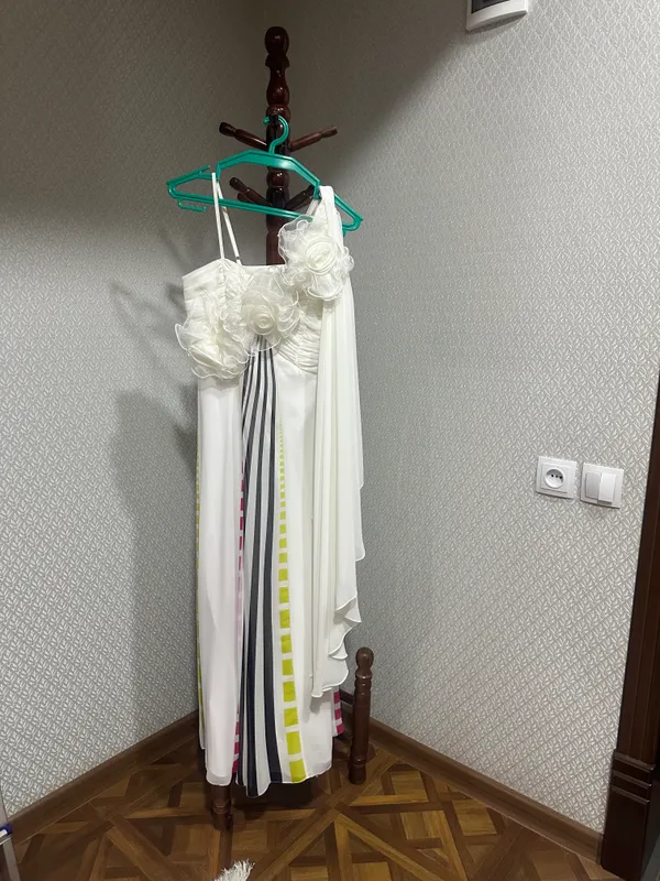 Tantanali chiqish uchun ko‘ylak, uzun, astarli. 1