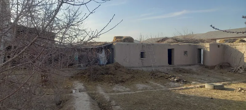 2 etajli uy sotiladi