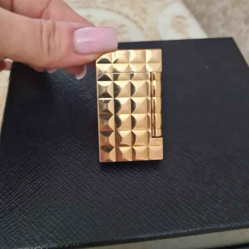 зажигалка S.T. Dupont с отделкой "diamond-head" 2 зажигалка S.T. Dupont с отделкой "diamond-head" 2