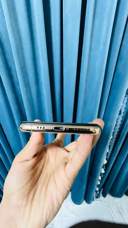Iphone xs idela ochilmagan 4