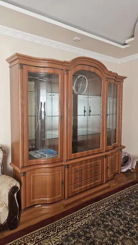Сервант почти новый
