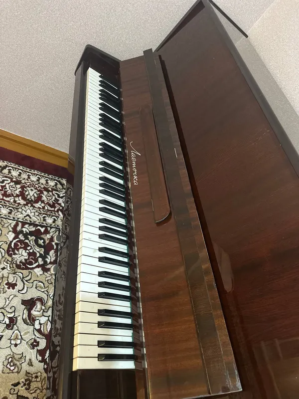 Akustik pianino "Ласточка" 1 Akustik pianino "Ласточка" 1