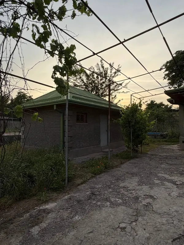 продается 2ух эт.дом,4ком.,12сот.Олмаз махаля 7