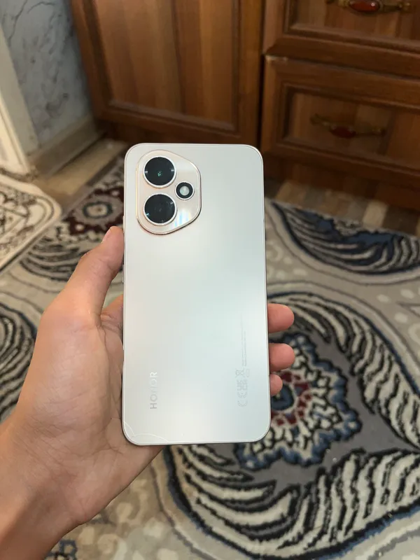 Honor 400 ekranida yoriq bor Honor 400 ekranida yoriq bor