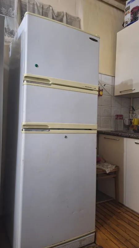 Немецкий большой трёхкамерный холодильник