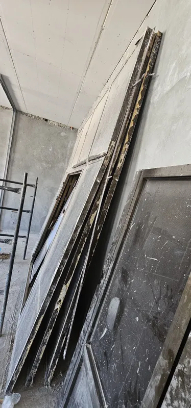 Akfa eshik romlar sotiladi b/u oynalari Bilan holati yaxshi 4 ta Dona 4 Akfa eshik romlar sotiladi b/u oynalari Bilan holati yaxshi 4 ta Dona 4