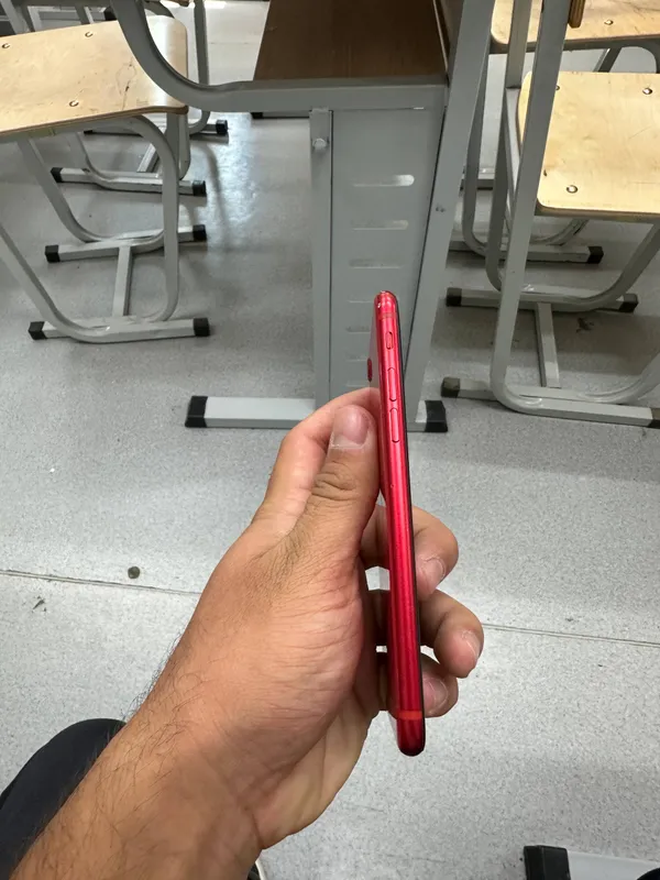 Iphone SE состояние хорошее, память 77, есть отпечаток, iCloud есть 2