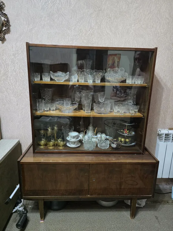 Продам сервант срочно