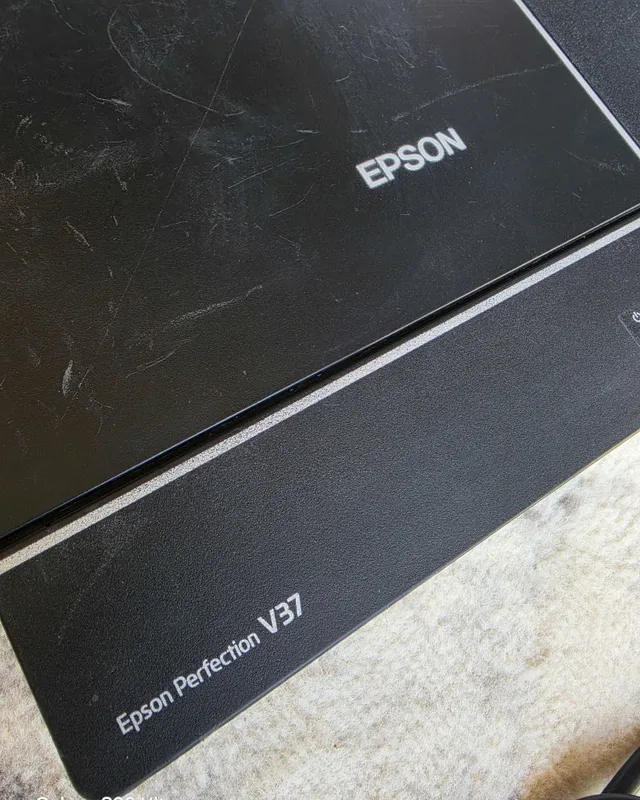 Epson V 37 Skaner Tiniq yangiday turibti Srochno 2 Epson V 37 Skaner Tiniq yangiday turibti Srochno 2