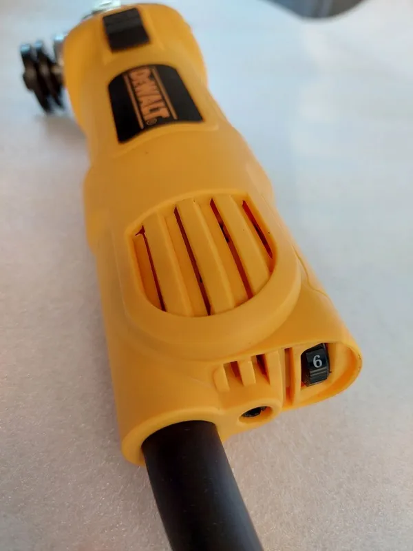 Болгарка DEWALT 125 мм с регулировкой. 4 Болгарка DEWALT 125 мм с регулировкой. 4