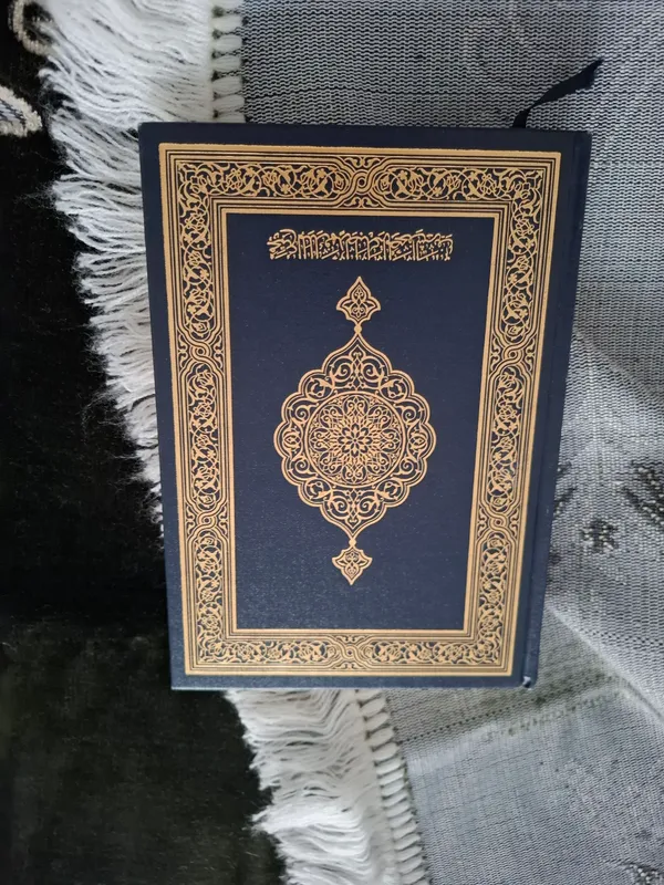 Quron kitob oq qogʻozi da xam yozgi bor