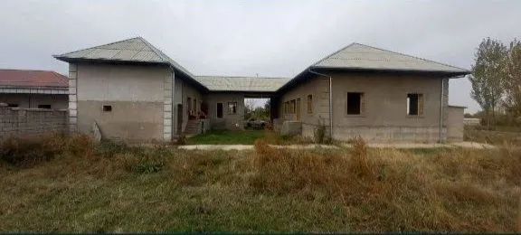 Uy sotiladi Roxat postidan 25 km 10 xonaliy uy gaz svet bor 1 — фото 2