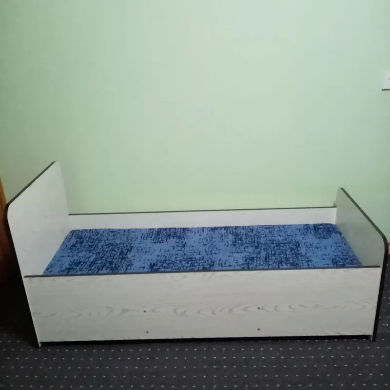 Bolalar uchun divan 2 ta. Boʻyi 1.50. Eni 70. 2