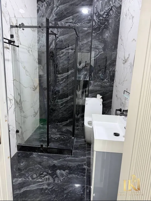 Metro yonida yangi uyda 90 m² 3 xonali kvartira, 60 m² yozgi hovli bilan sotiladi 3 Metro yonida yangi uyda 90 m² 3 xonali kvartira, 60 m² yozgi hovli bilan sotiladi 3