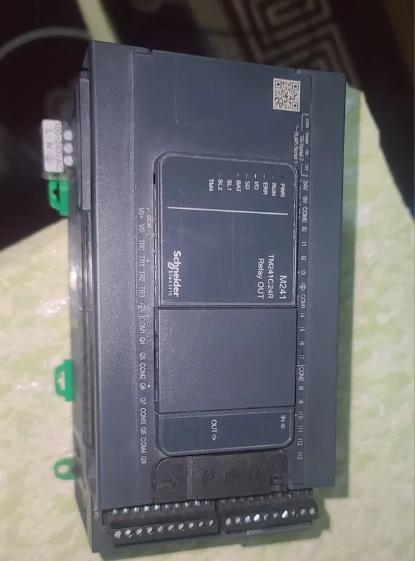 Plc Schneider M241 TM241C24R