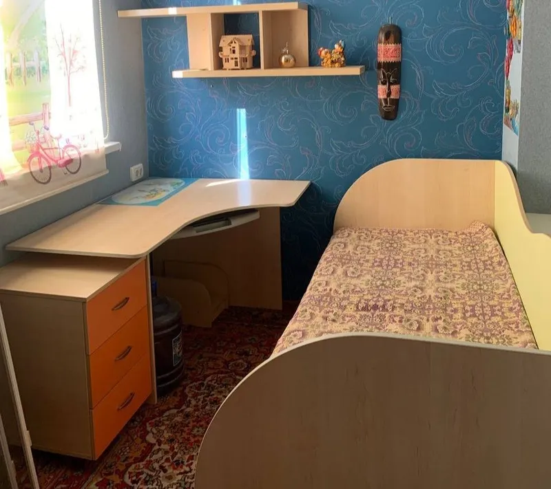Продаю мебель для детской комнаты / Тумба , угловой стол , кровать 1