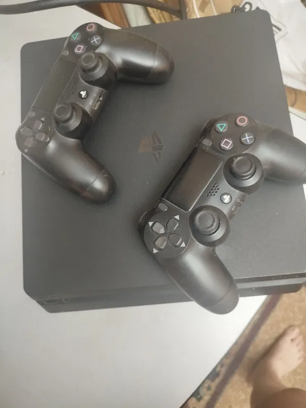 Продам своюPlaystation 4. с 2 ми джойстиками.