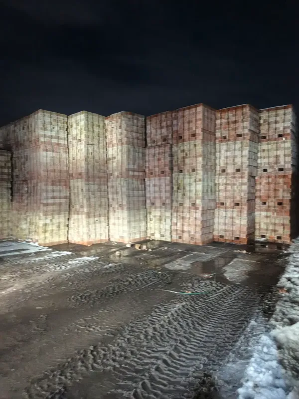 Продаётся кирпич, цена 1250 сум, есть доставка 3