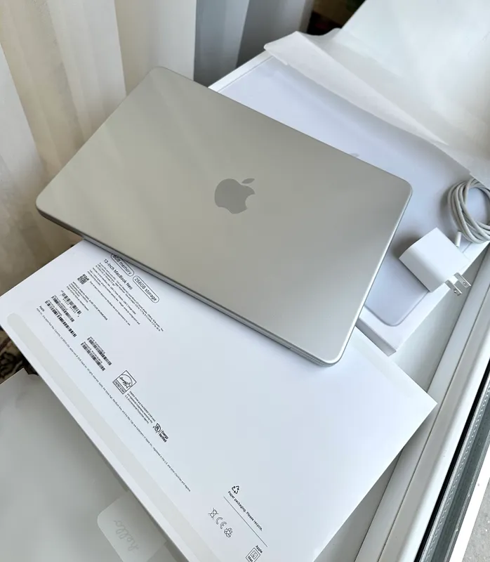 MacBook Neo Silver 8/256GB LLA 1 MacBook Neo Silver 8/256GB LLA 1