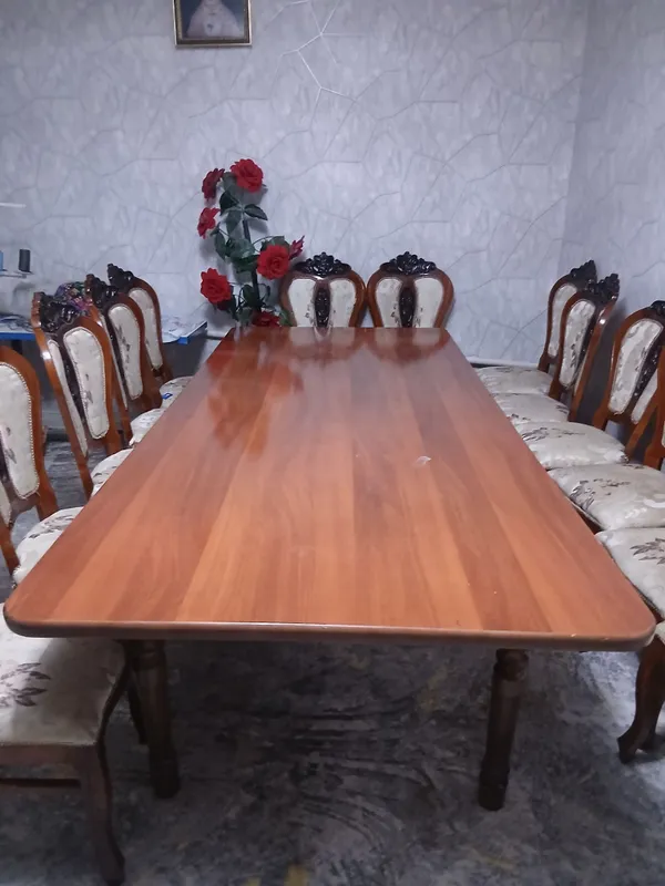 Есть 13 стульев, также есть стол и хонтахта 1