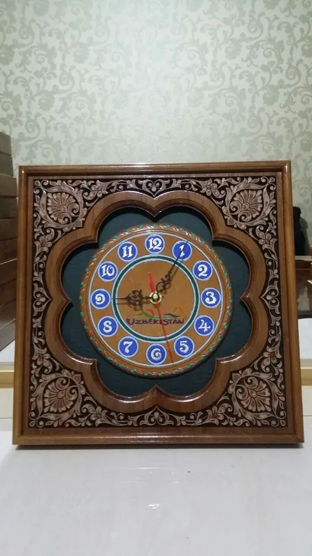 Milliy uslubda yong'oq daraxtidan yasalgan soatlarimiz