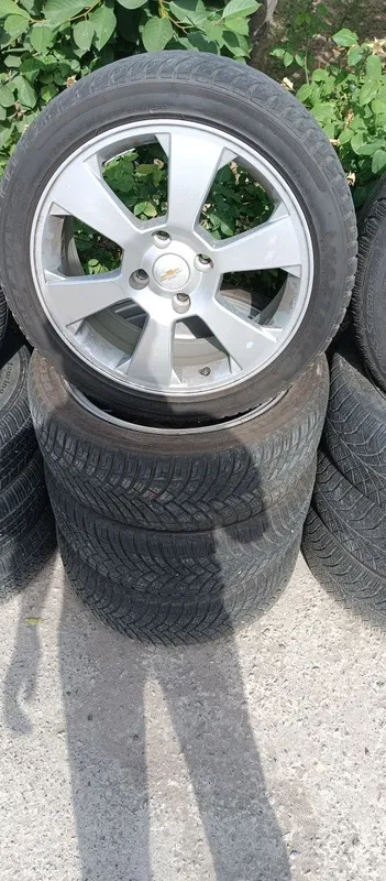 Diska balon jentra 215/45/17 sotiladi xolati zor