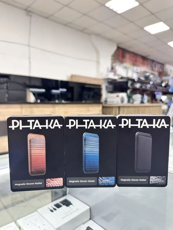 Pitaka cardholder