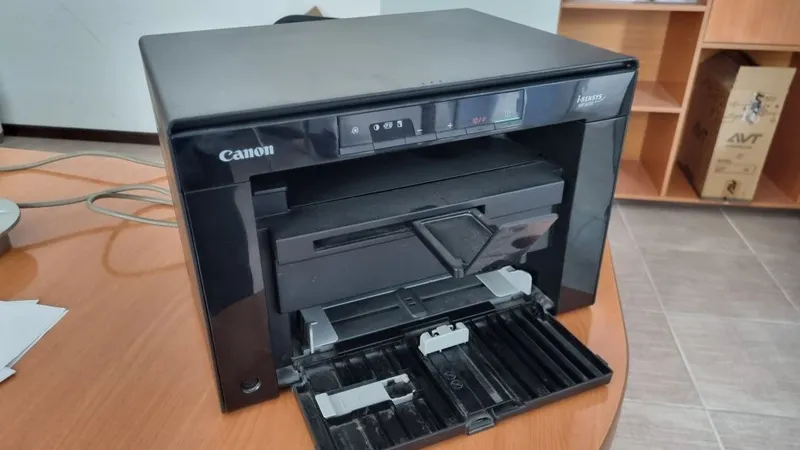 Б/у принтер Canon MF-3010 (A4, 18 стр / мин, 64Mb) Б/у принтер Canon MF-3010 (A4, 18 стр / мин, 64Mb)