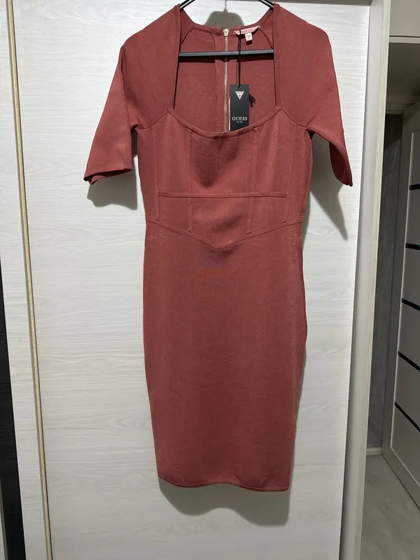 платье GUESS новое цена 400 тыс.