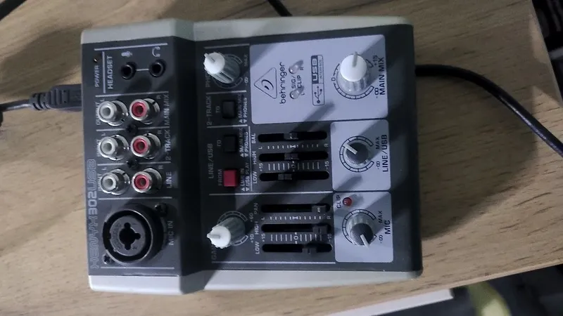 Mekshirniy pult behringer xenyx302 sotiladi
