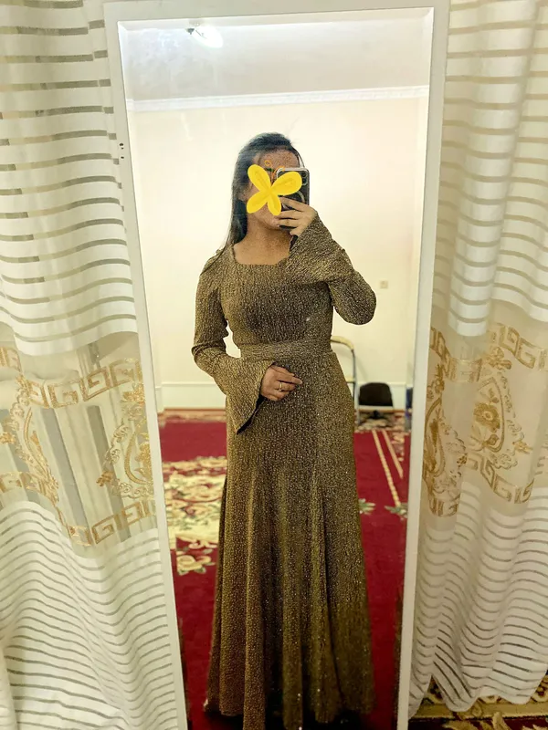 Elegant oqshom ko'ylagi. Sifatli va yaltiroq.