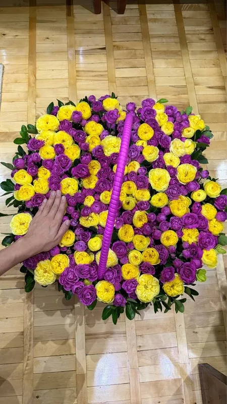 букет , кустовые розы , огромная корзина , свежие дарили ночью в 11