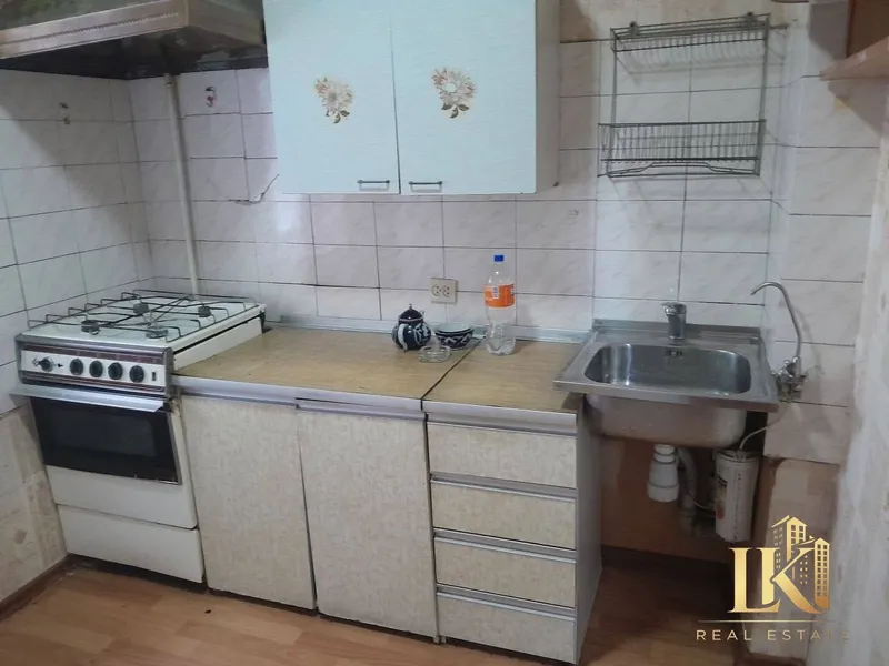 G‘ishtli uyda keng 3 xonali kvartira sotiladi, 50 m², ta’mirsiz 5