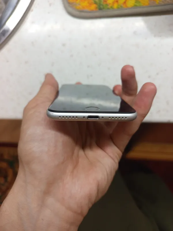 iPhone SE 2, 64 ГБ 3 iPhone SE 2, 64 ГБ 3