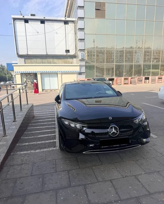 Mercedes Benz Eqe 300 4 matic 2