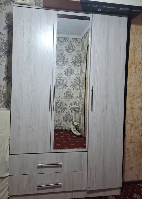 kiyim javoni sotiladi diyarli yangi