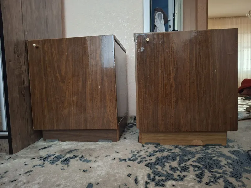 Продаётся: 2 тумбочки и трюмо 2