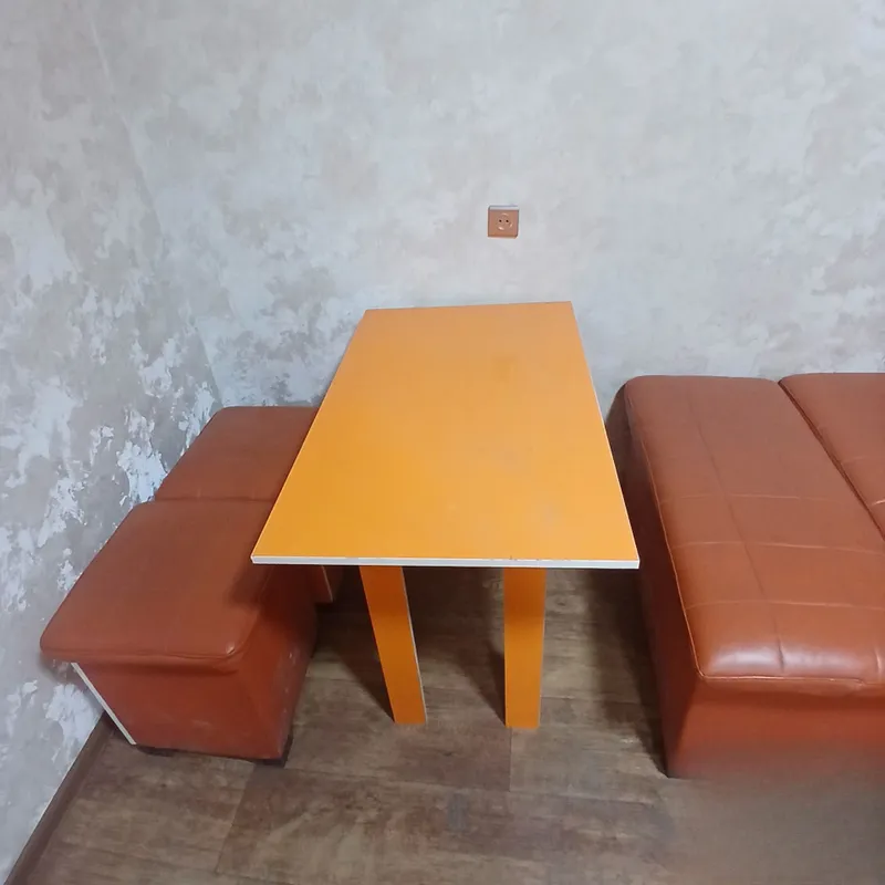 Bar uchun stol. Kichik kafe uchun stol-stul 3 komplekt. Arzon Srochna. 3 Bar uchun stol. Kichik kafe uchun stol-stul 3 komplekt. Arzon Srochna. 3