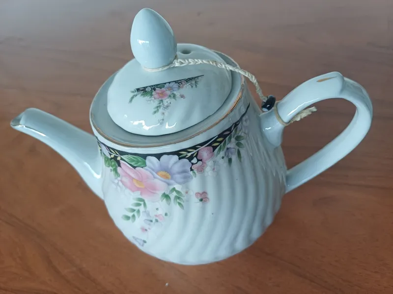кухонные посуды. чайник кухонные посуды. чайник