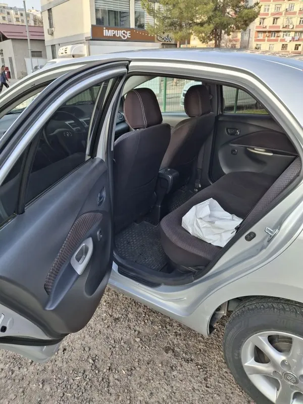 Продам Toyota Yaris 1.5 м/т — фото 5