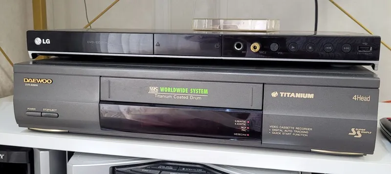 Видеомагнитофон Daewoo DVR-8286W titanium Видеомагнитофон Daewoo DVR-8286W titanium