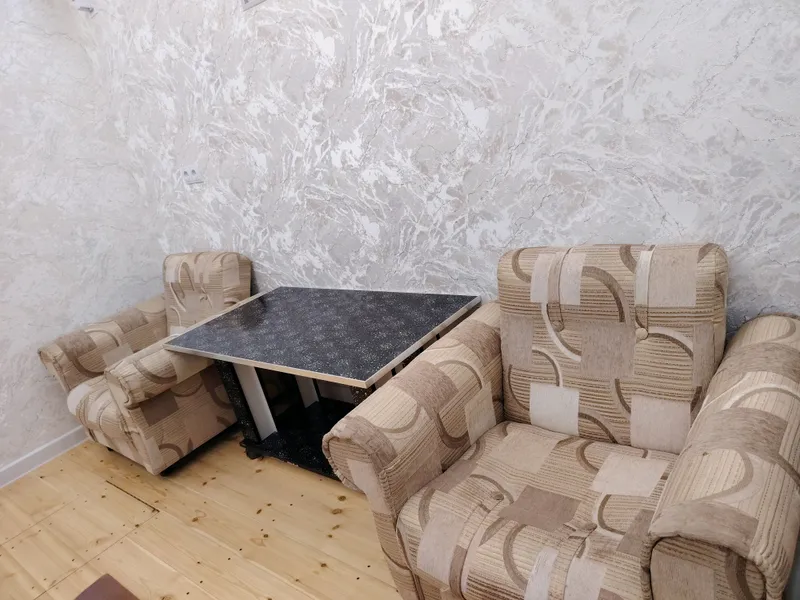 Yumshoq kreslo va jurnalniy stol komplekt — фото 2