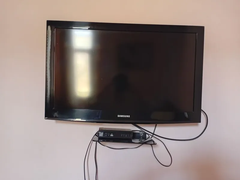 Bu televizor ideal xolatta tunelcha va devorga qotiradigan ham berilad