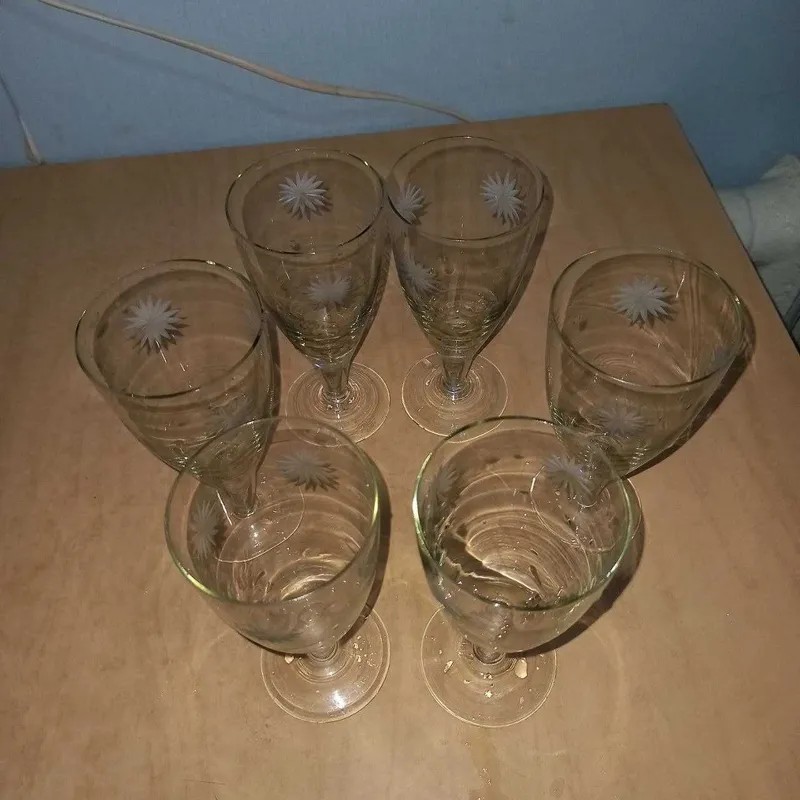 Продам рюмки 6 штук, набор, один с позолотой, другой с рисунком. — фото 2