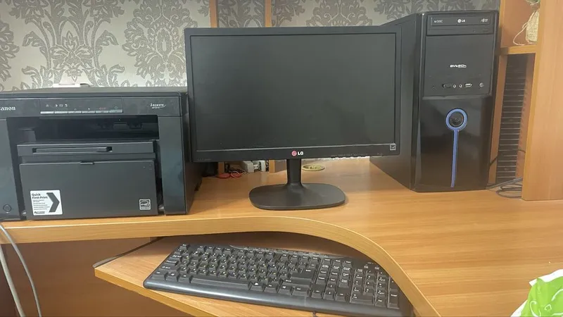 Продается компютер принтер месте с мебелью 1